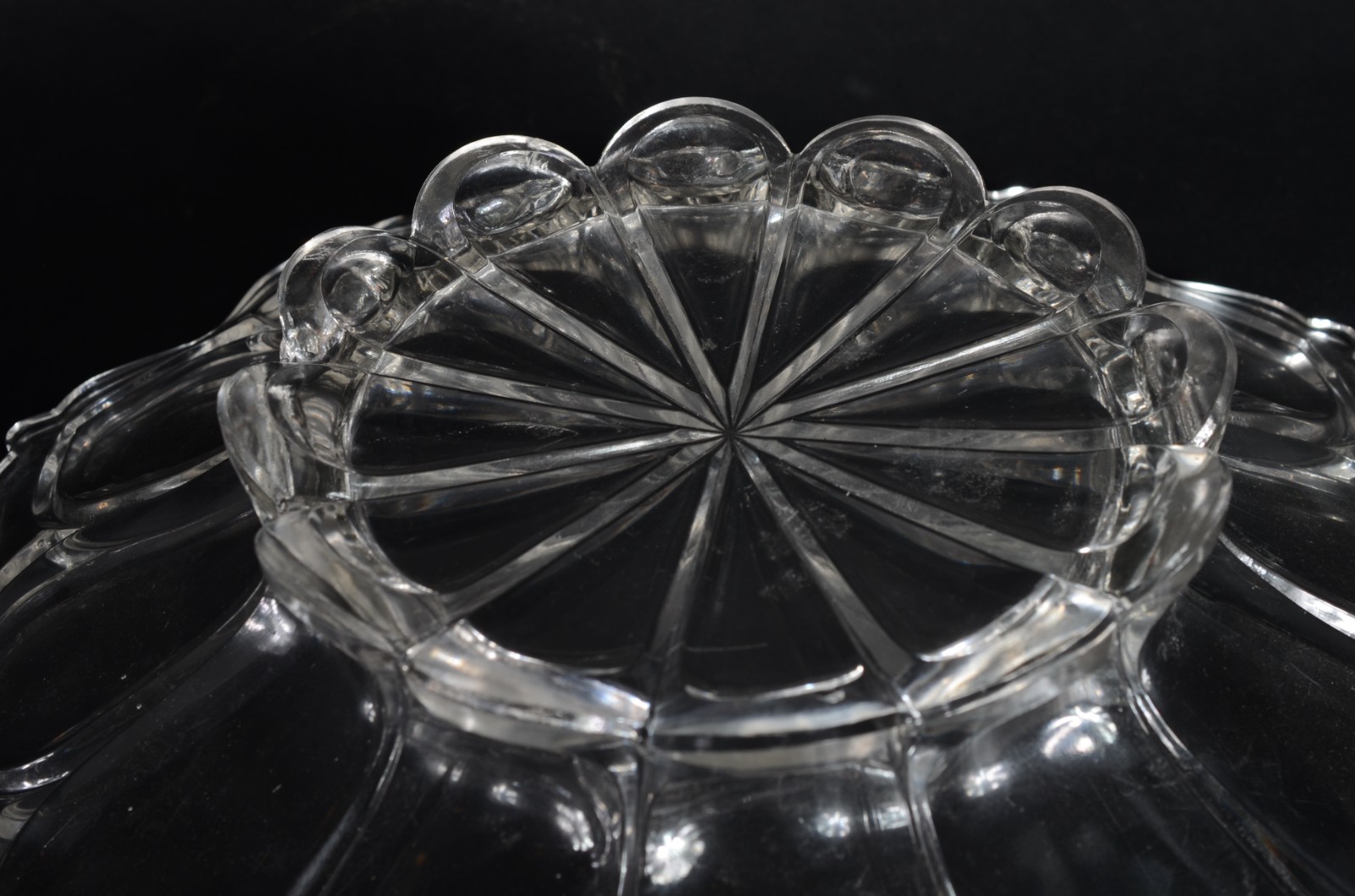 Cinco peças diversas de cristal, sendo fruteira, dois pratos e dois... - foto 9 de 11