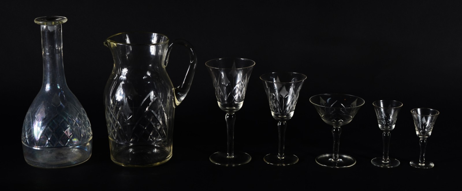 Serviço de copos em demi cristal lapidado, composto de: 10 taças para... - foto 2 de 10
