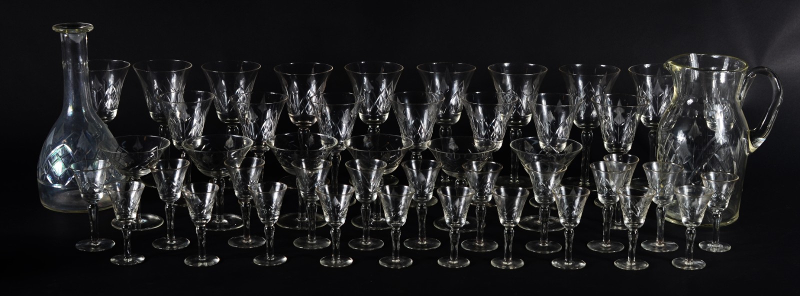 Serviço de copos em demi cristal lapidado, composto de: 10 taças para... - foto 1 de 10
