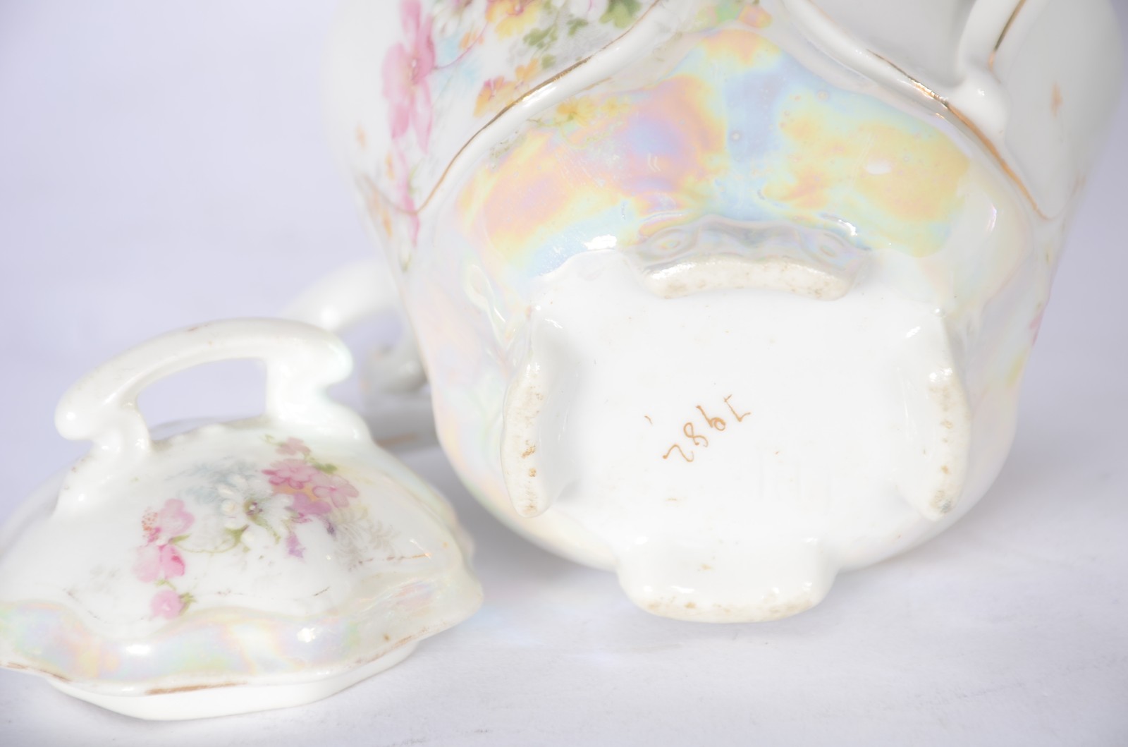 Serviço para café de porcelana, composto de: 4 xícaras com pires... - foto 9 de 11