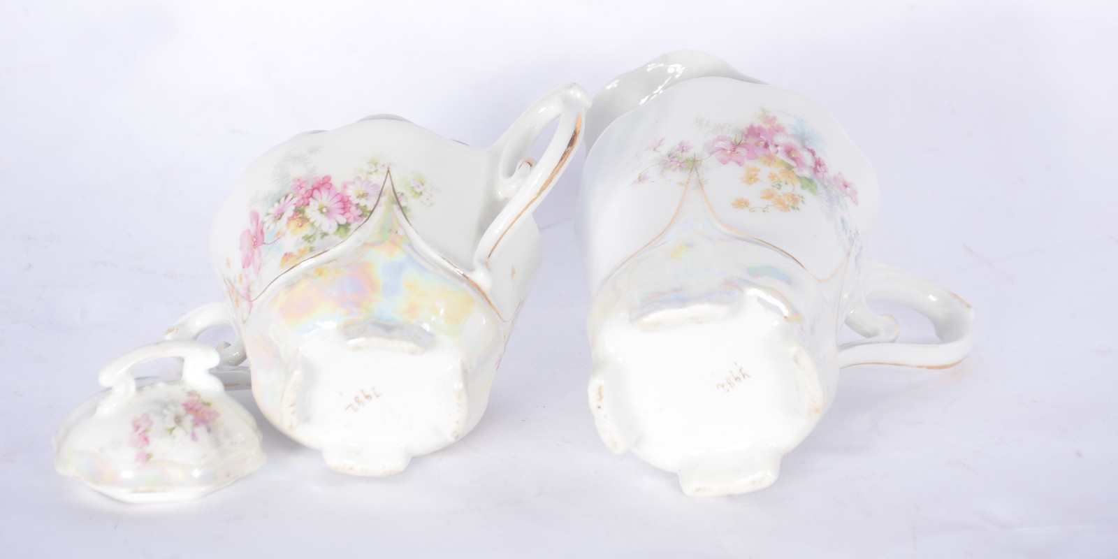 Serviço para café de porcelana, composto de: 4 xícaras com pires... - foto 8 de 11