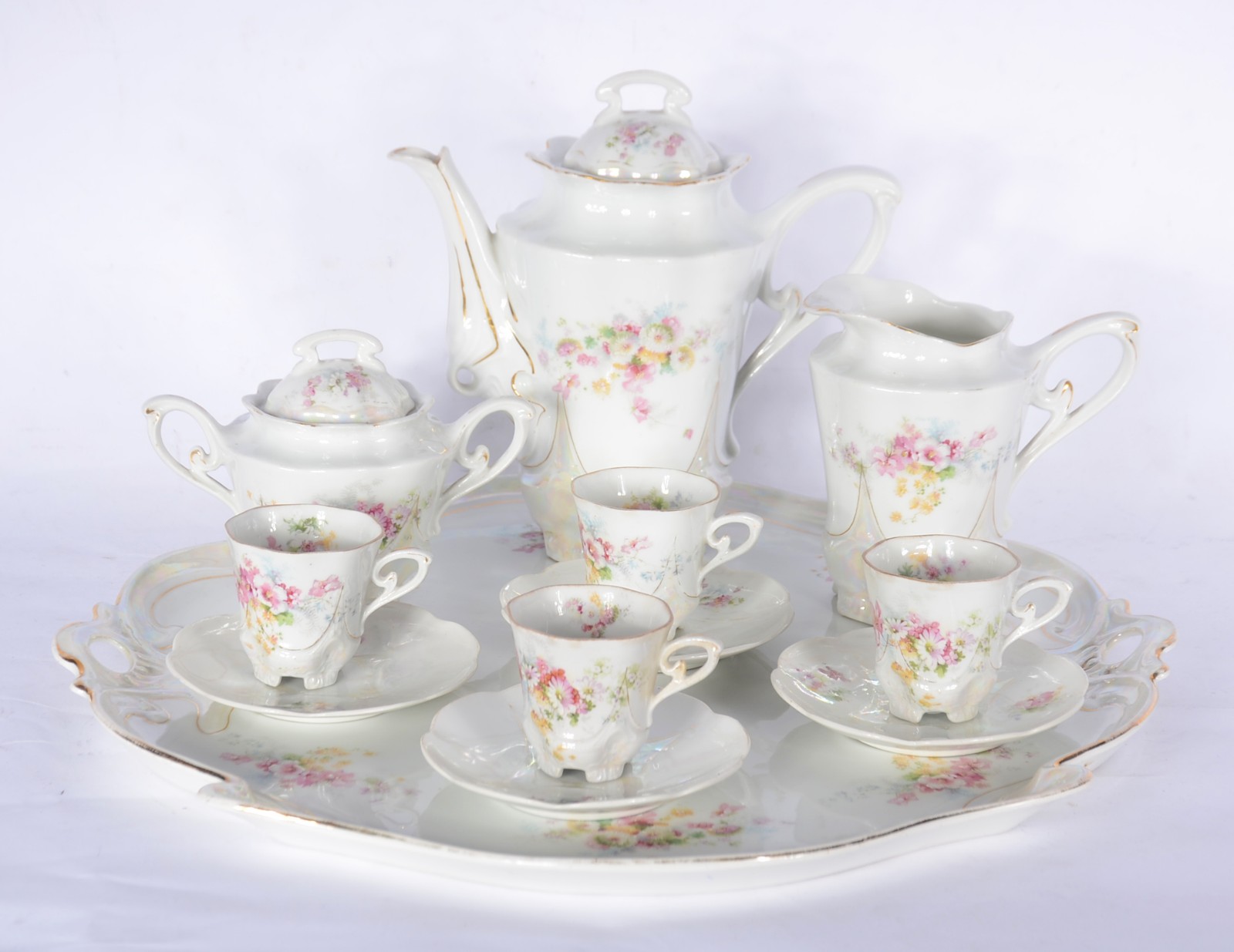 Serviço para café de porcelana, composto de: 4 xícaras com pires... - foto 1 de 11
