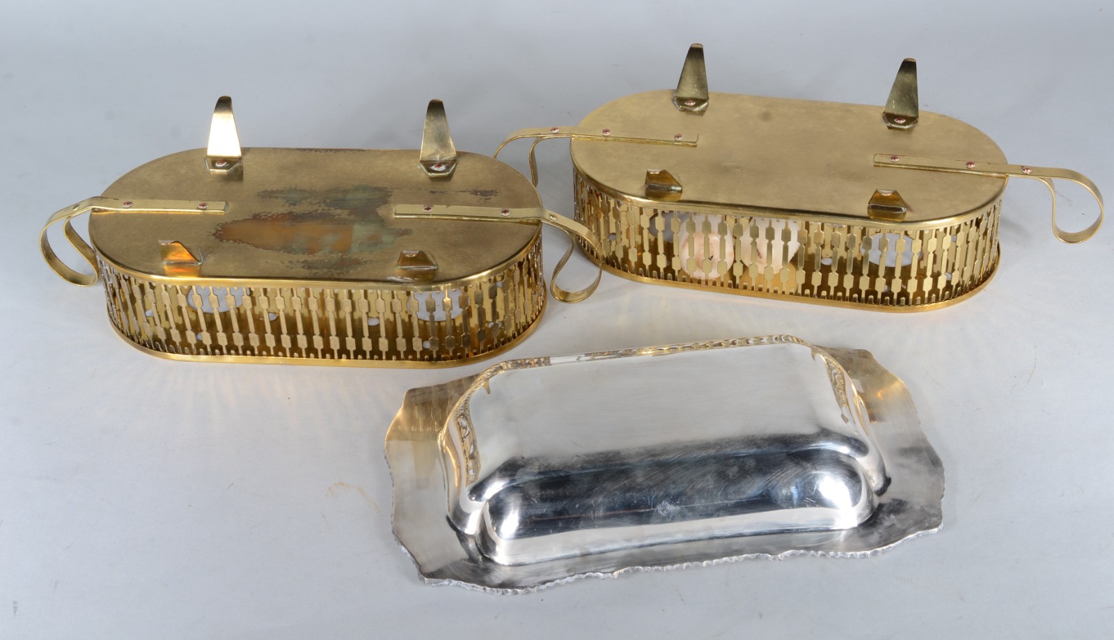 Três peças, sendo: 2 rechauds de metal dourado e travessa de metal... - foto 5 de 6