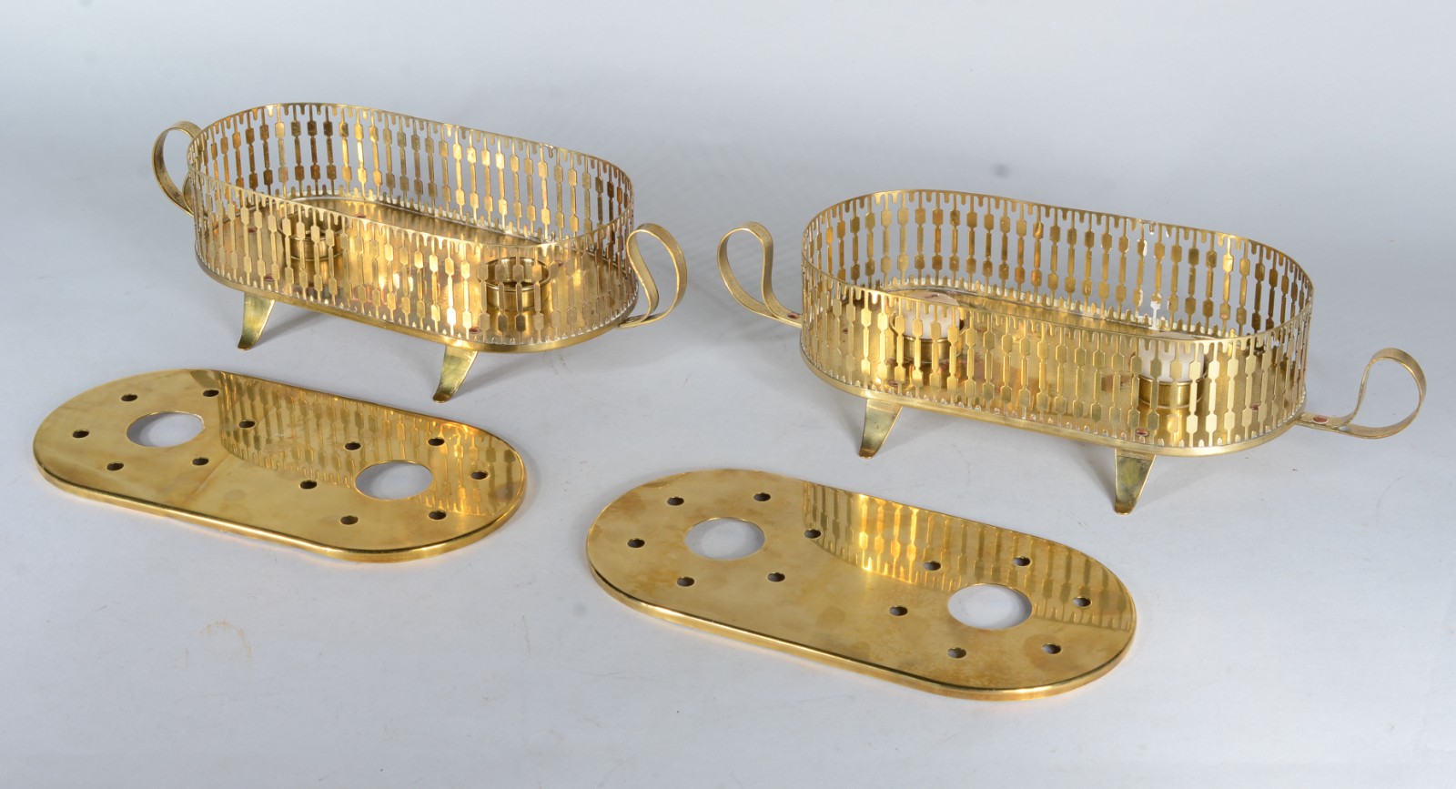 Três peças, sendo: 2 rechauds de metal dourado e travessa de metal... - foto 4 de 6