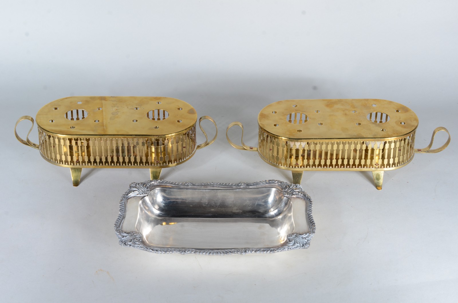 Três peças, sendo: 2 rechauds de metal dourado e travessa de metal... - foto 2 de 6