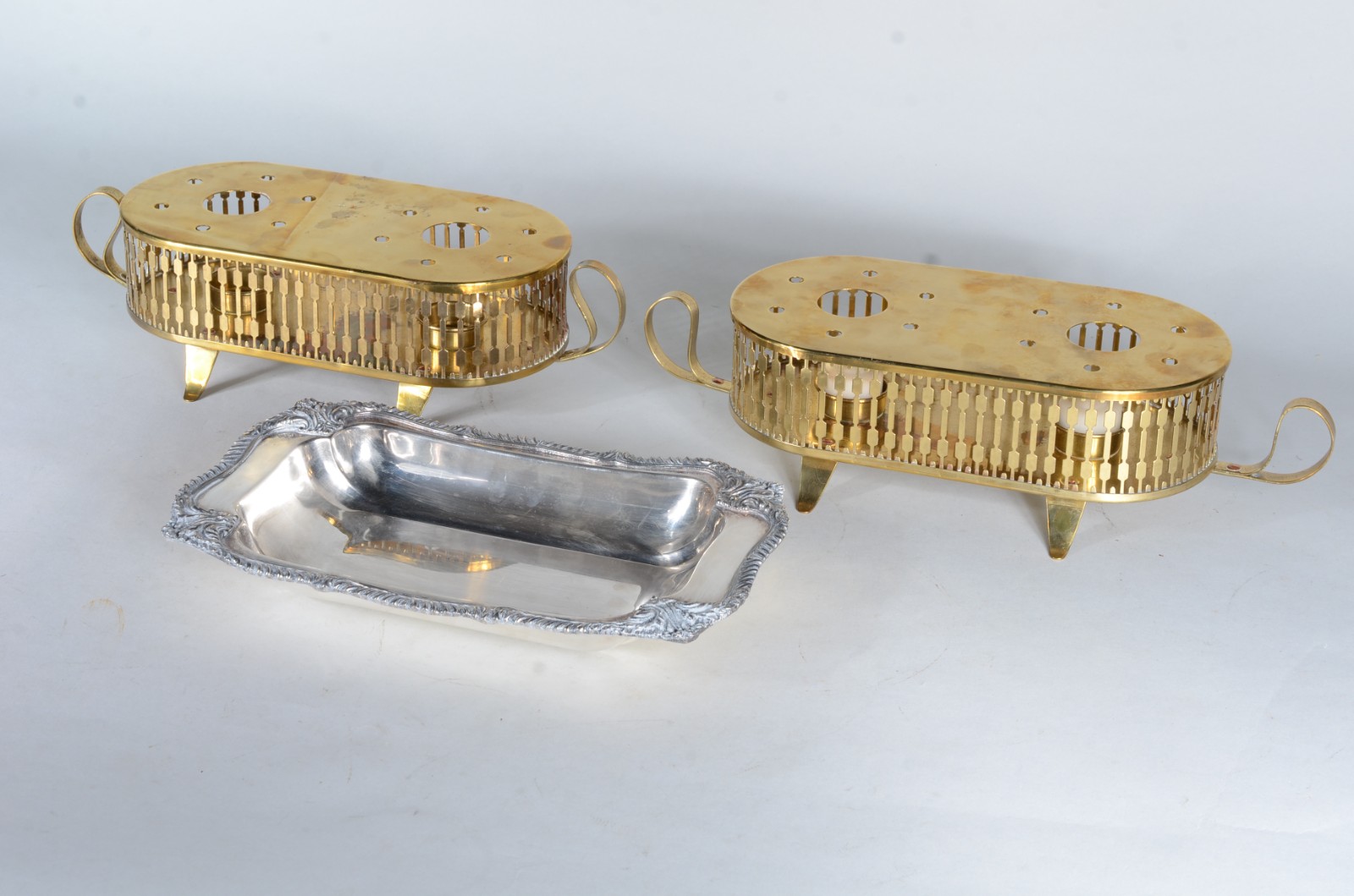 Três peças, sendo: 2 rechauds de metal dourado e travessa de metal... - foto 1 de 6