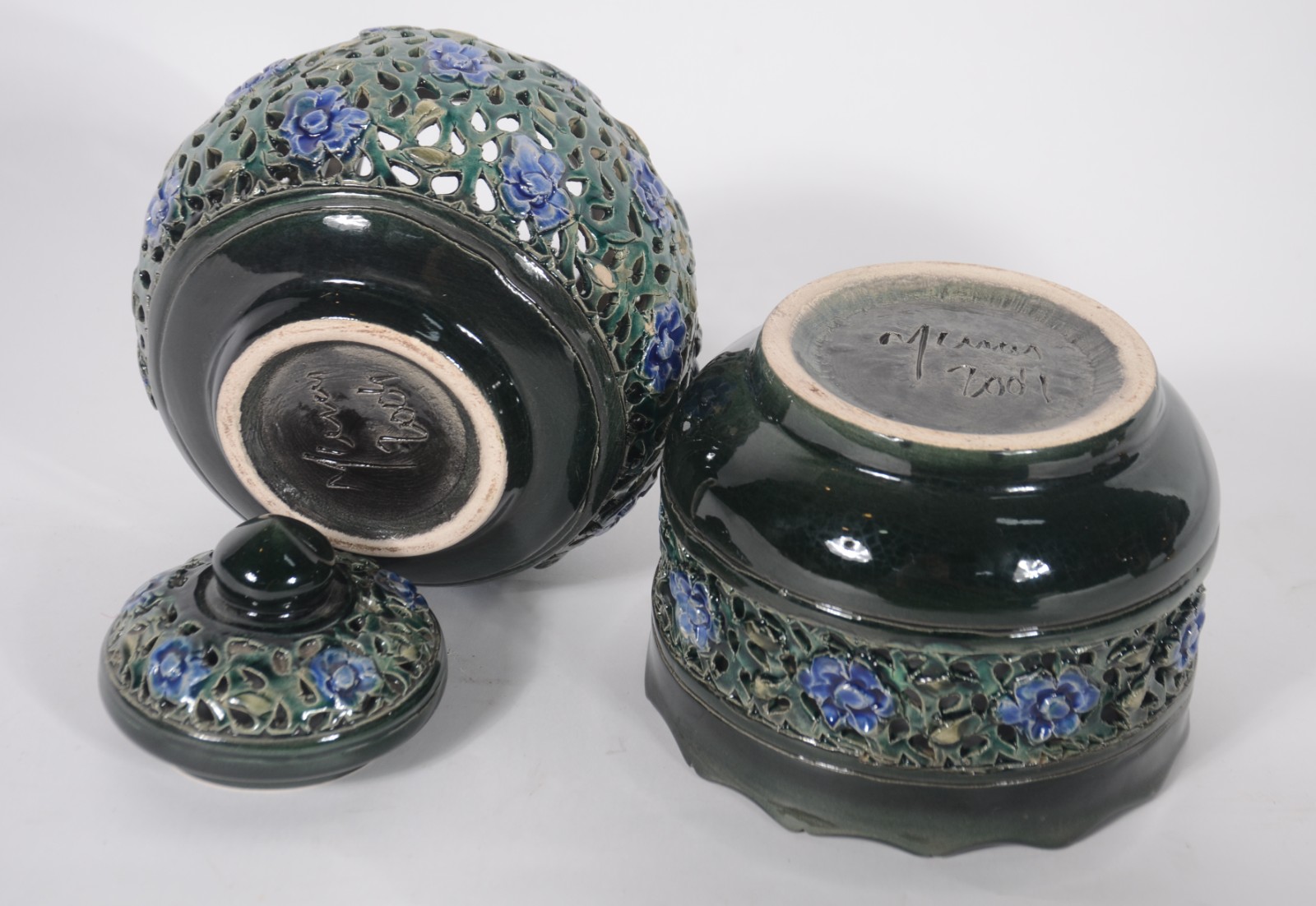 Quatro peças diversas, sendo: 2 ânforas de porcelana preta com grega... - foto 9 de 10