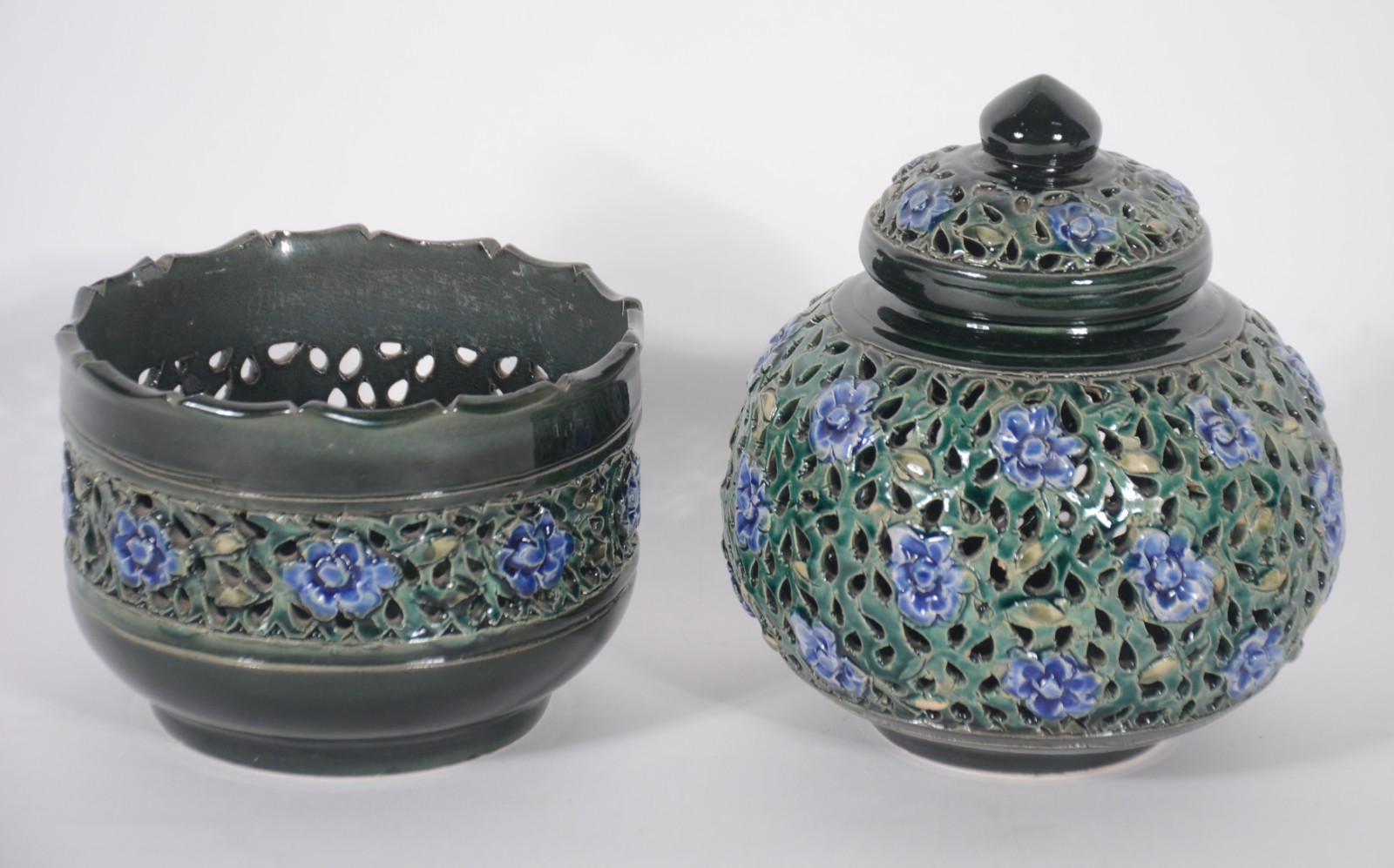 Quatro peças diversas, sendo: 2 ânforas de porcelana preta com grega... - foto 8 de 10