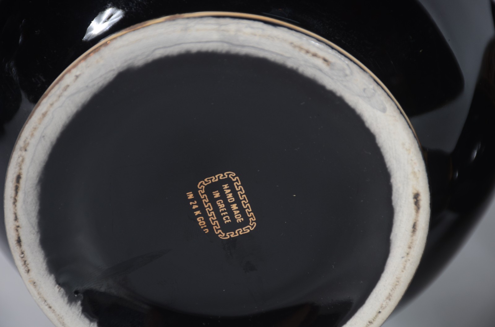 Quatro peças diversas, sendo: 2 ânforas de porcelana preta com grega... - foto 7 de 10