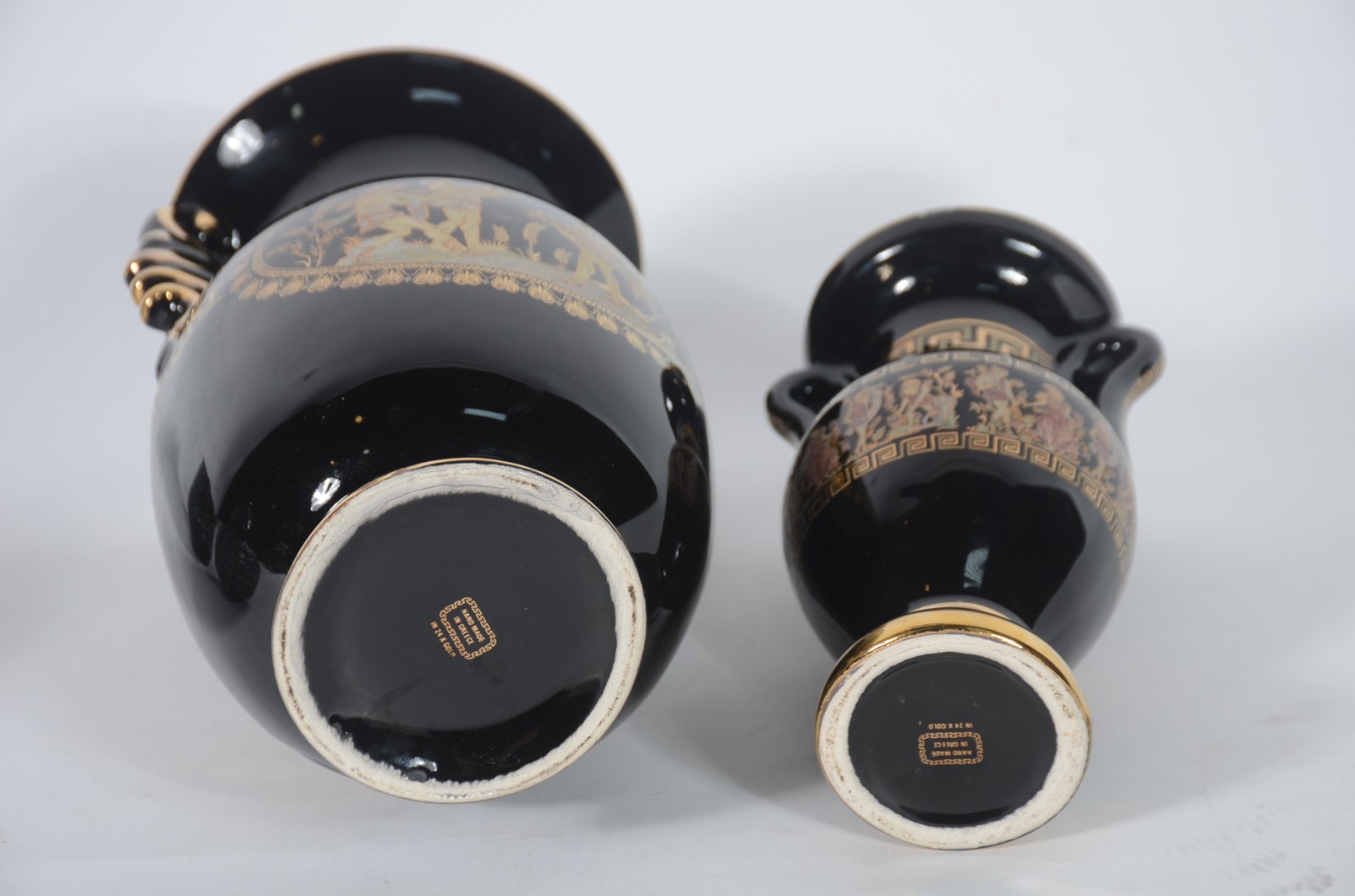 Quatro peças diversas, sendo: 2 ânforas de porcelana preta com grega... - foto 6 de 10
