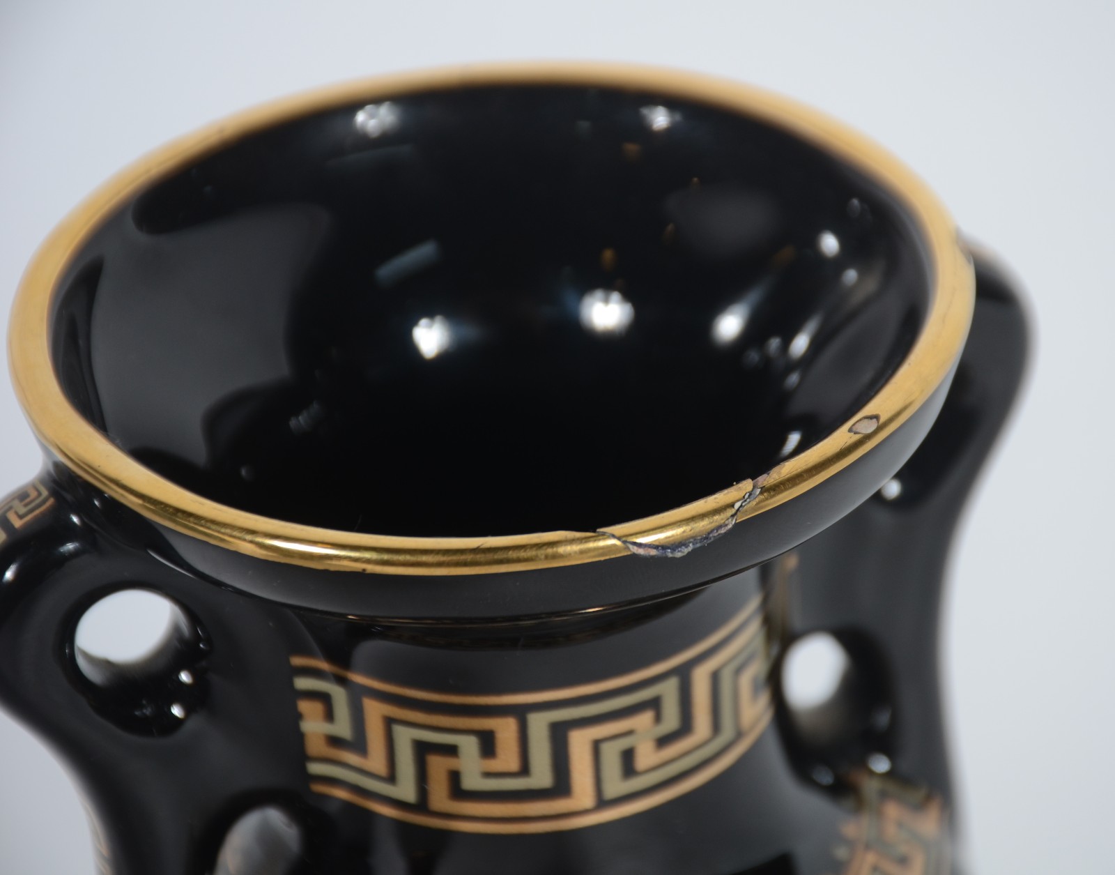 Quatro peças diversas, sendo: 2 ânforas de porcelana preta com grega... - foto 5 de 10