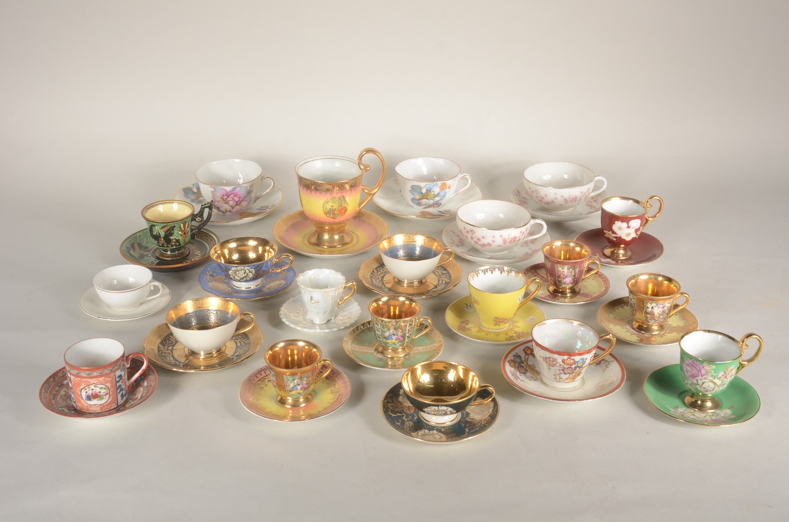 Lote com 21 xícaras com pires de porcelana de diversas procedências. - foto 1 de 11