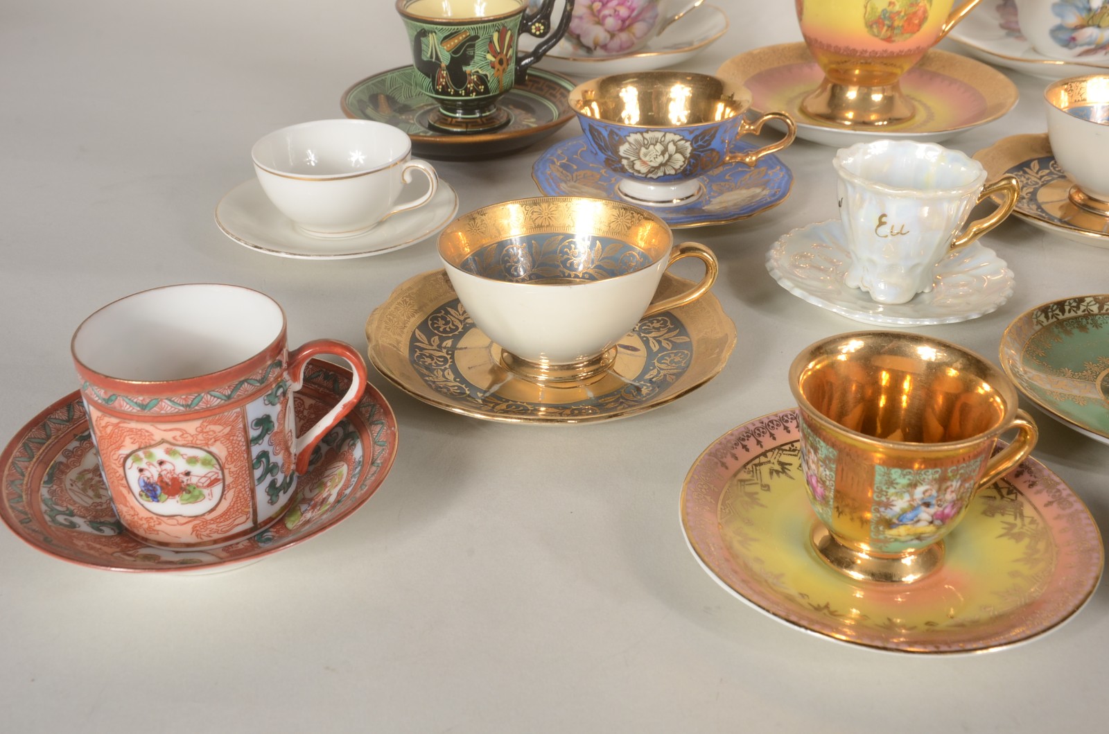 Lote com 21 xícaras com pires de porcelana de diversas procedências. - foto 2 de 11