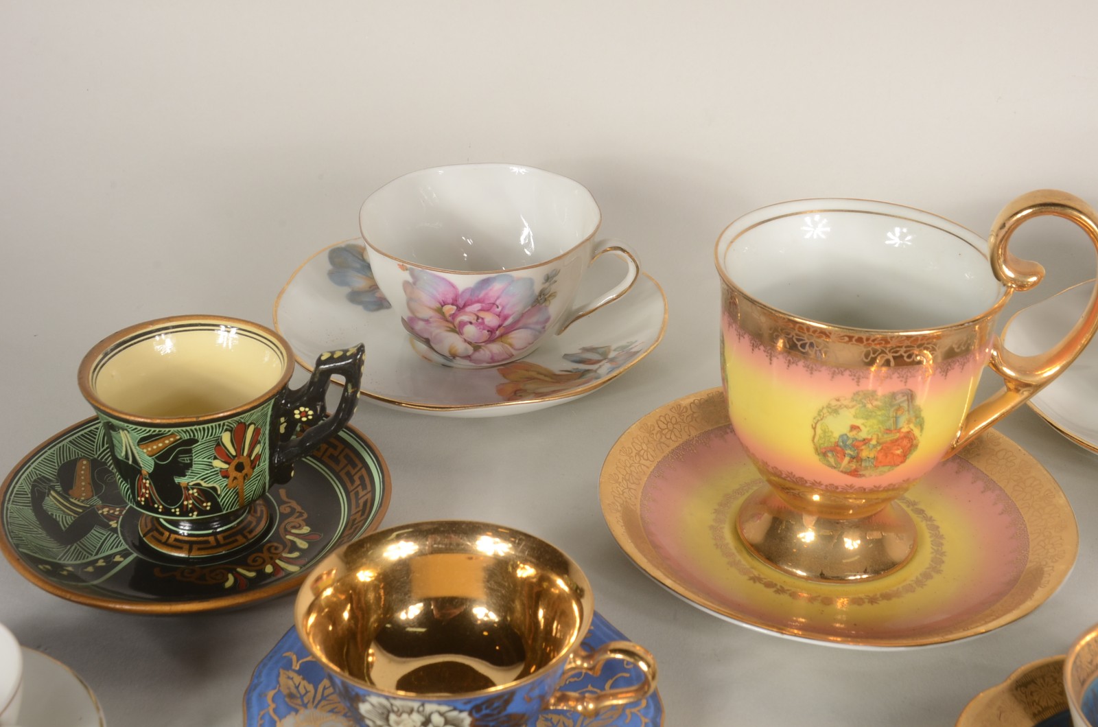 Lote com 21 xícaras com pires de porcelana de diversas procedências. - foto 3 de 11