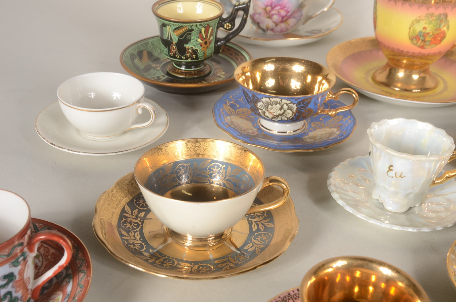 Lote com 21 xícaras com pires de porcelana de diversas procedências. - foto 4 de 11