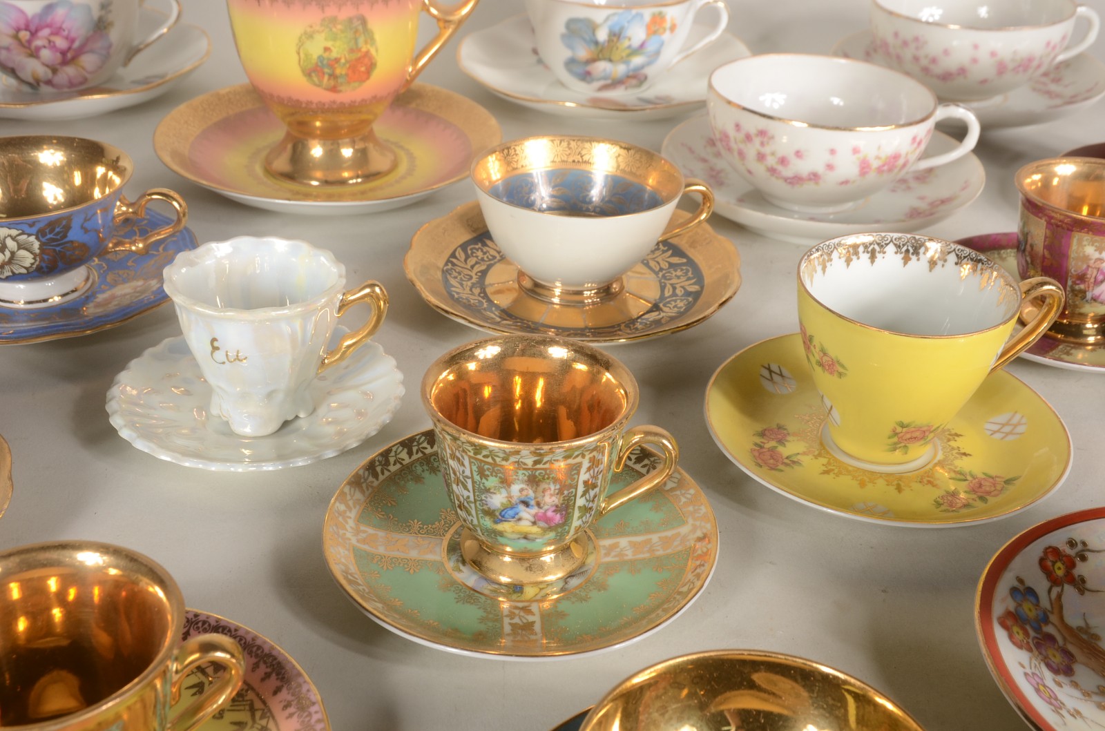 Lote com 21 xícaras com pires de porcelana de diversas procedências. - foto 5 de 11