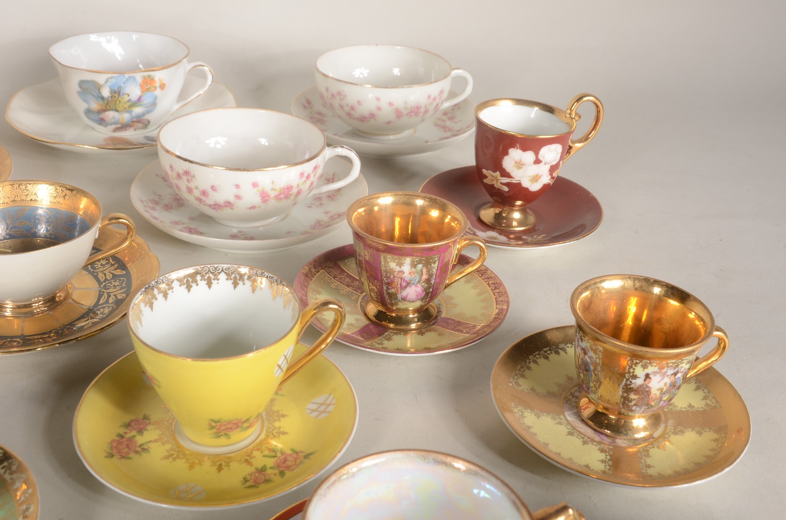 Lote com 21 xícaras com pires de porcelana de diversas procedências. - foto 6 de 11