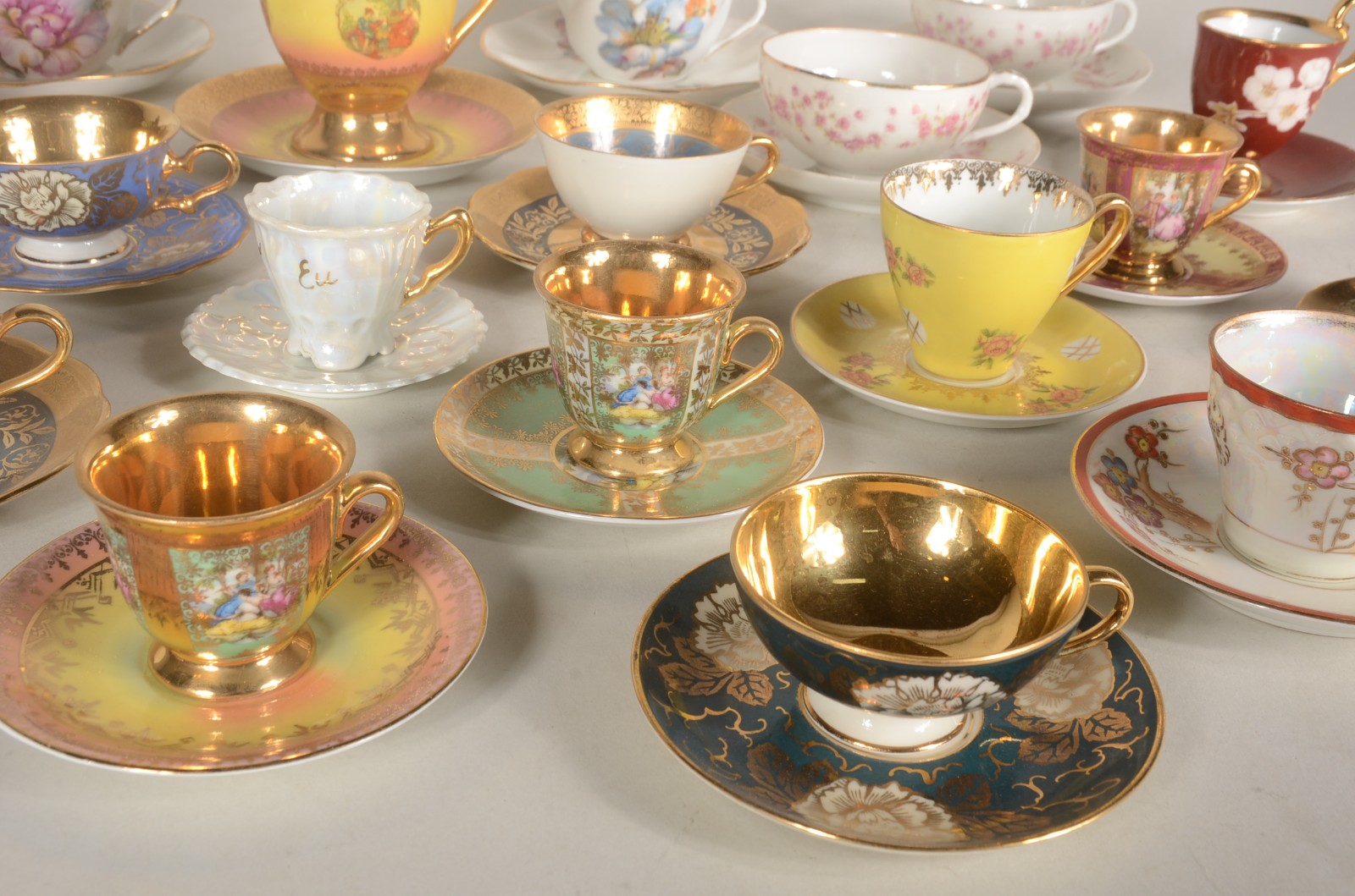 Lote com 21 xícaras com pires de porcelana de diversas procedências. - foto 7 de 11