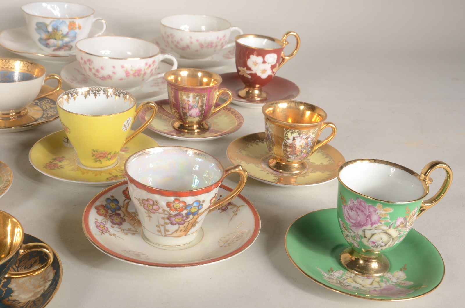 Lote com 21 xícaras com pires de porcelana de diversas procedências. - foto 8 de 11