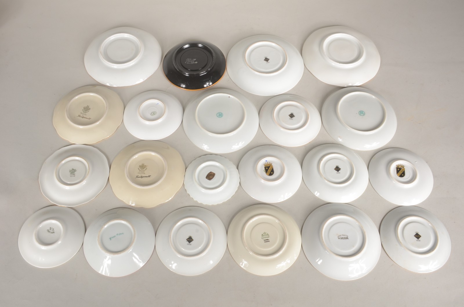 Lote com 21 xícaras com pires de porcelana de diversas procedências. - foto 9 de 11