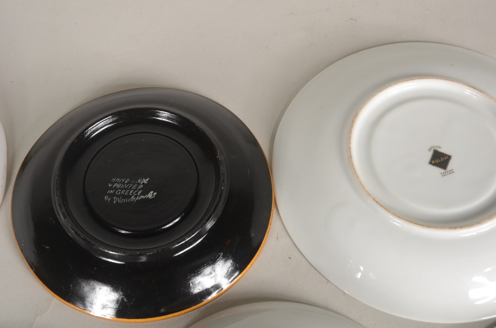 Lote com 21 xícaras com pires de porcelana de diversas procedências. - foto 10 de 11