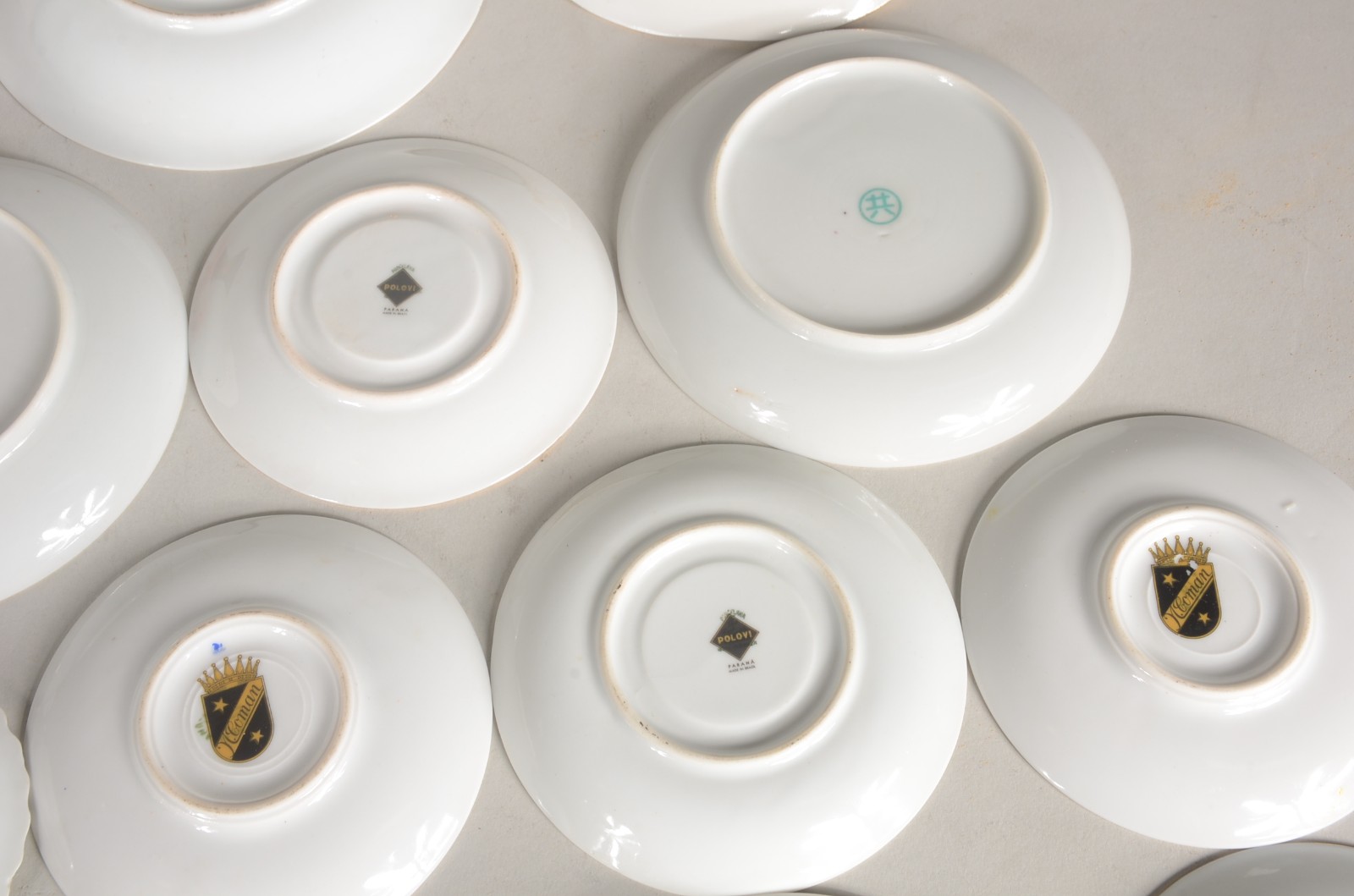 Lote com 21 xícaras com pires de porcelana de diversas procedências. - foto 11 de 11