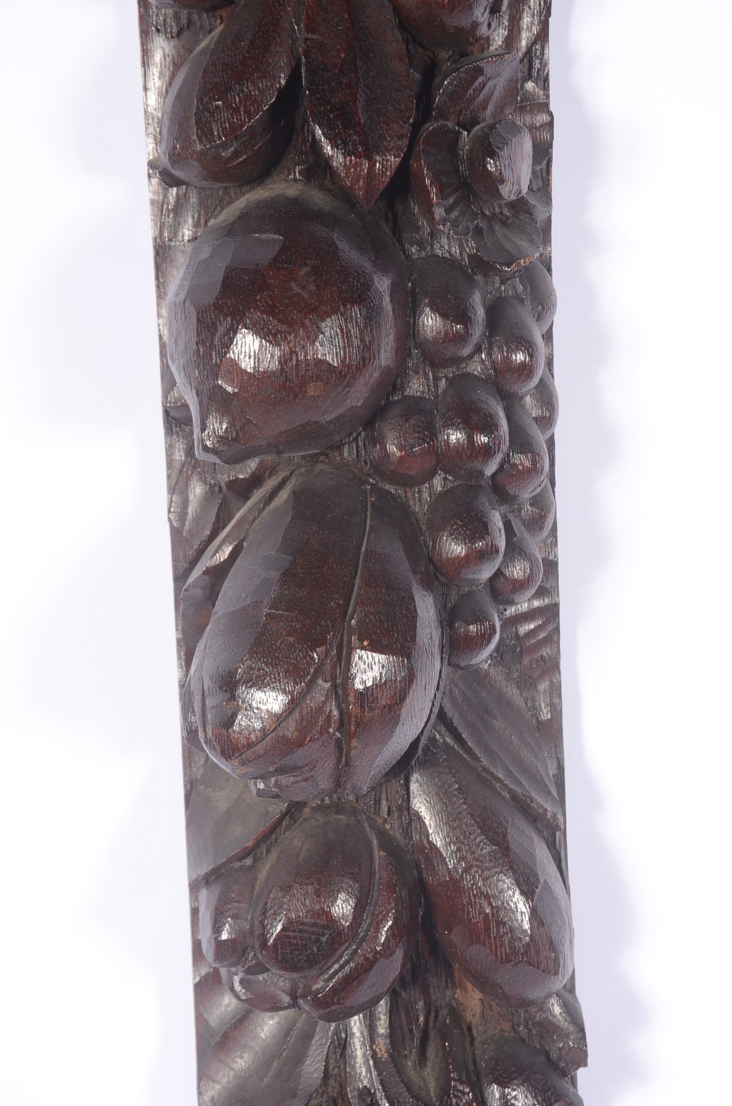 Talha de madeira nobre com frutos e folhas encimado por cabeça de... - foto 2 de 7