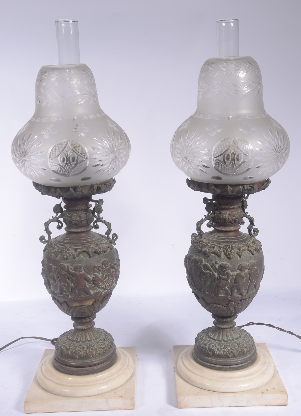 Par de luminárias de bronze com figuras em relevo, cúpulas de... - foto 1 de 9