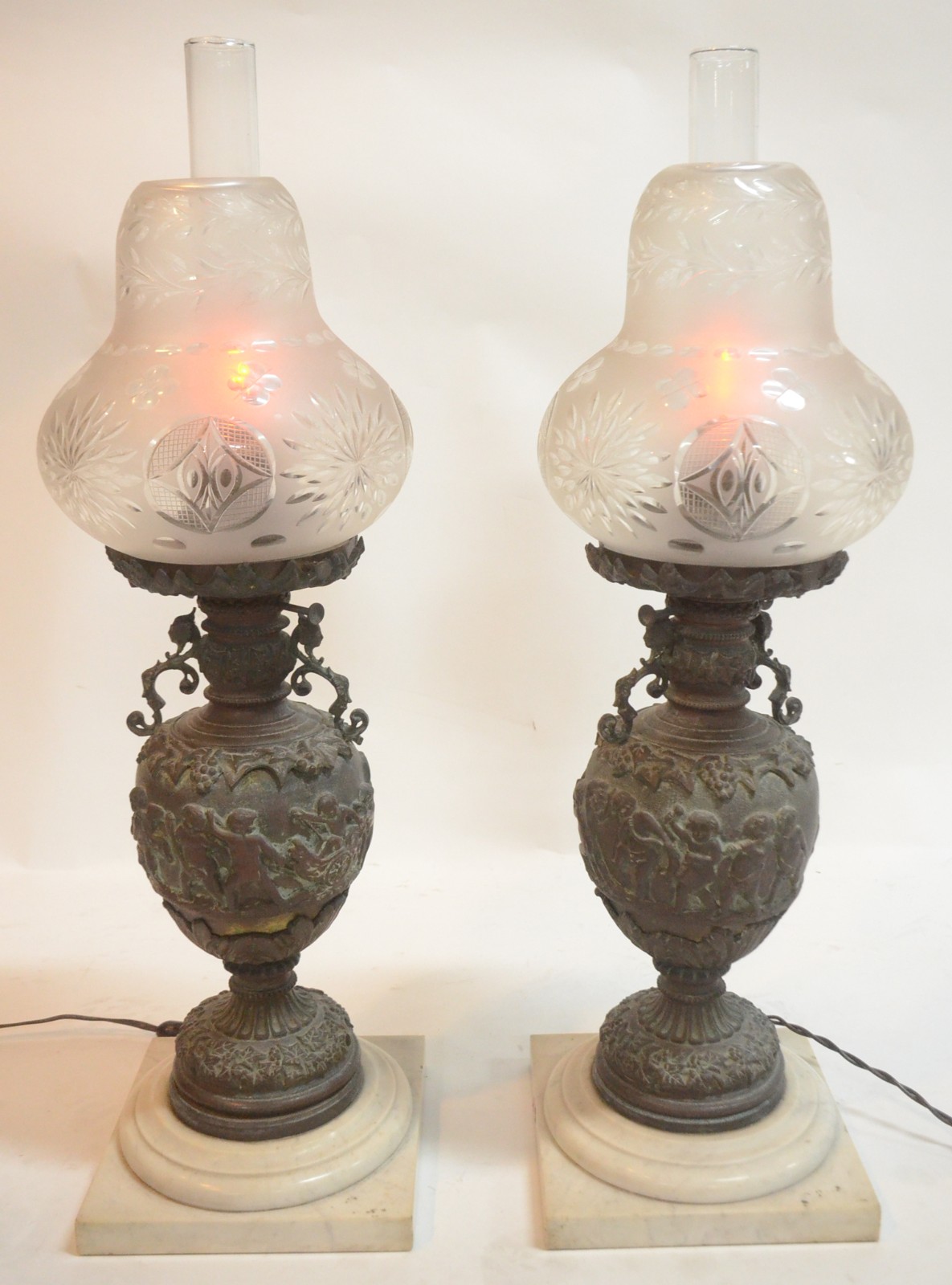 Par de luminárias de bronze com figuras em relevo, cúpulas de... - foto 3 de 9