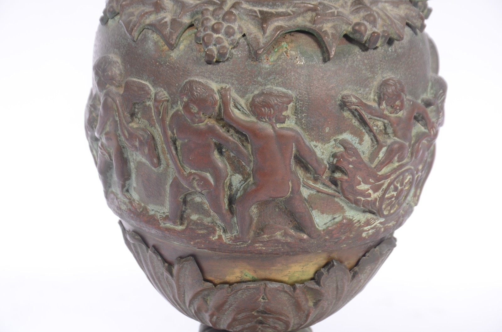 Par de luminárias de bronze com figuras em relevo, cúpulas de... - foto 4 de 9