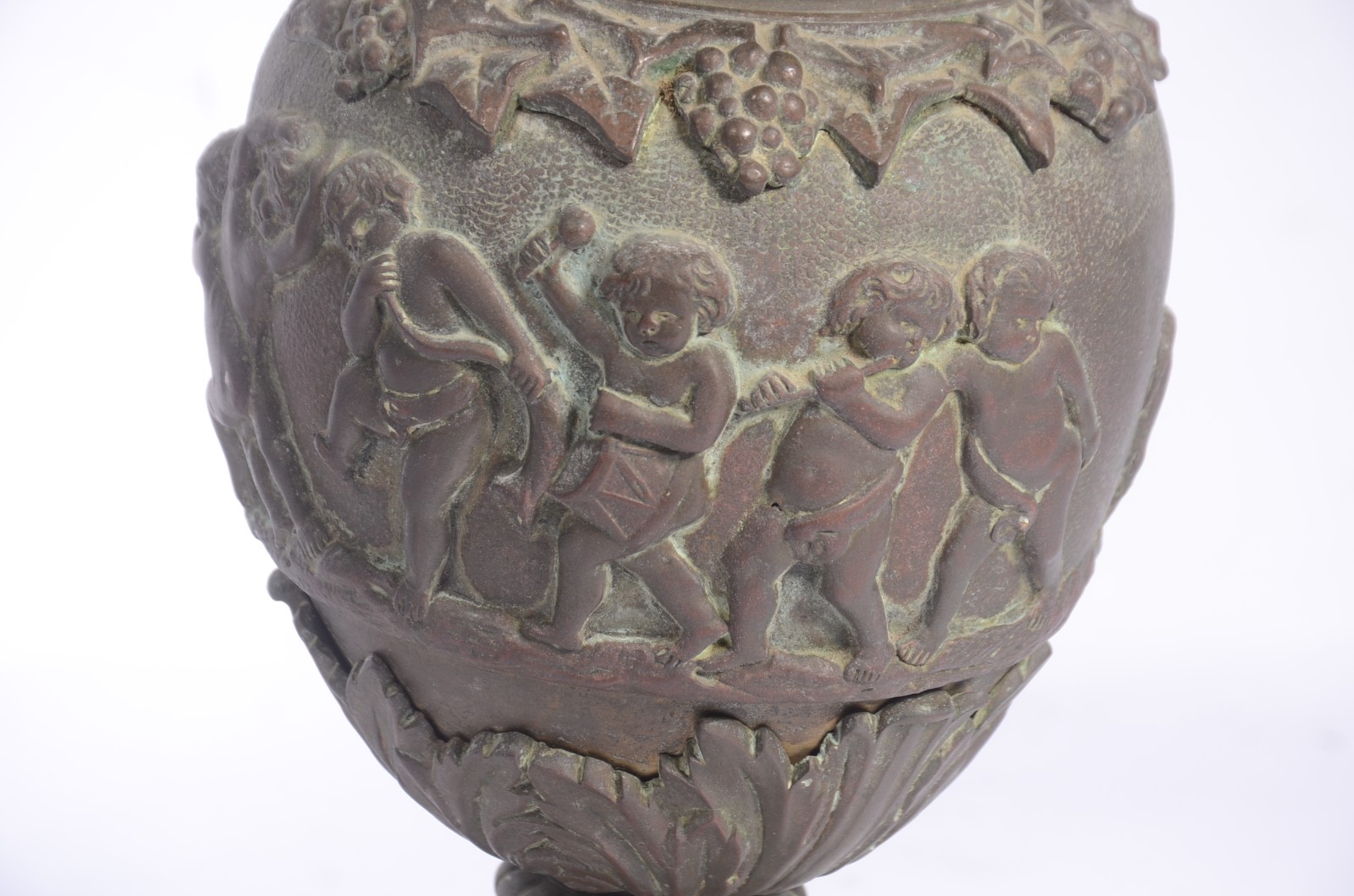 Par de luminárias de bronze com figuras em relevo, cúpulas de... - foto 5 de 9