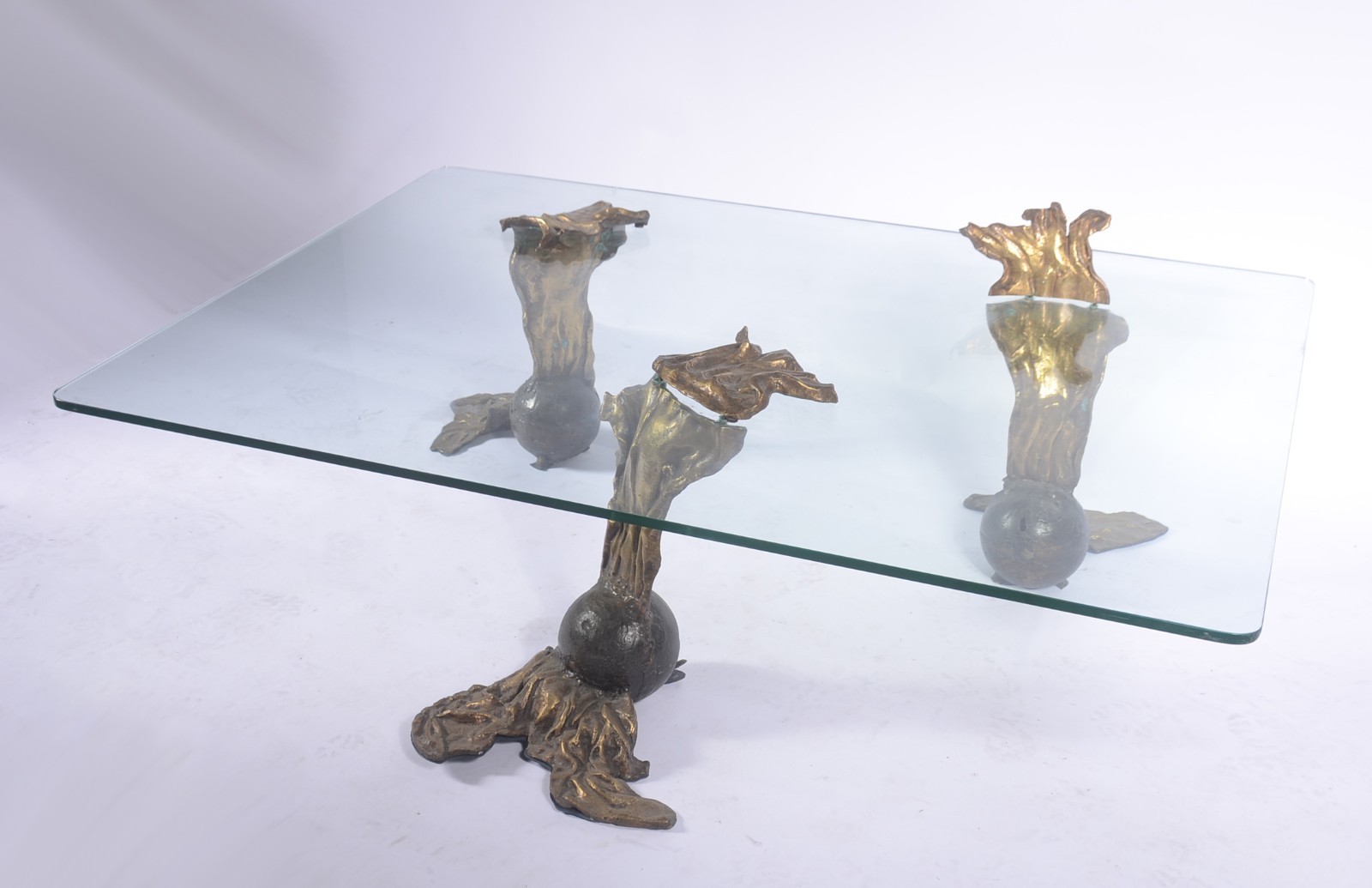 Mesa de centro com bases de tres esculturas de bronze e tampo de... - foto 1 de 8