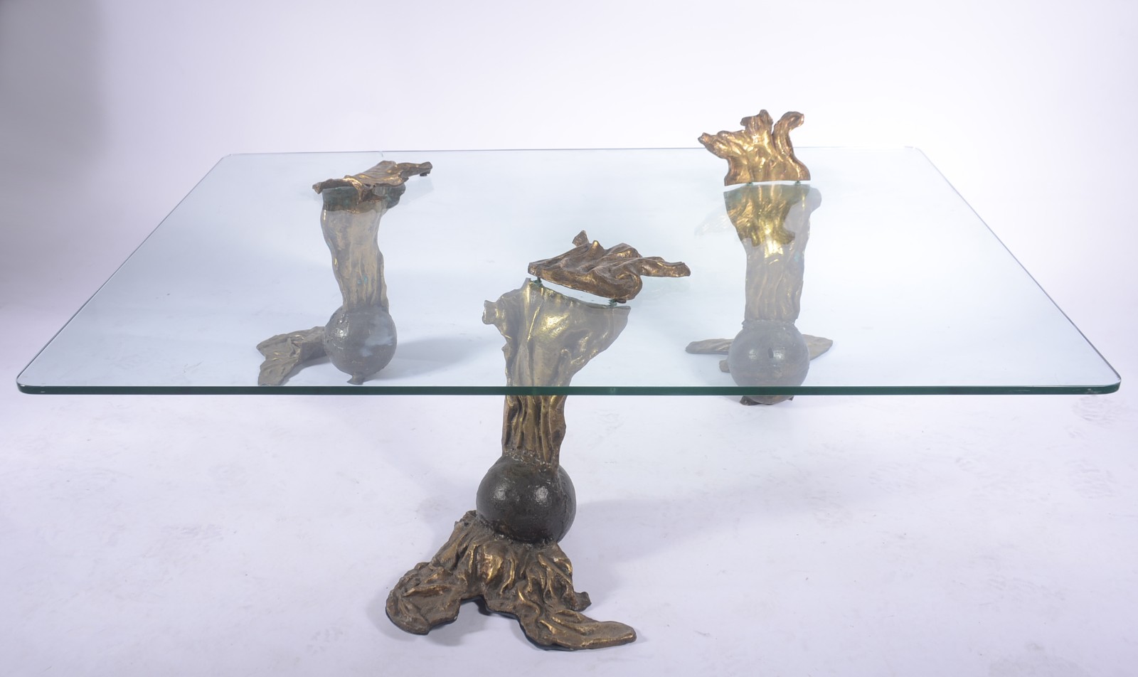 Mesa de centro com bases de tres esculturas de bronze e tampo de... - foto 2 de 8