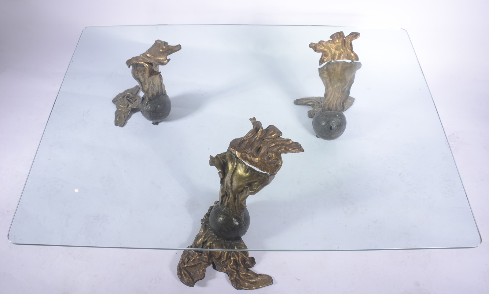 Mesa de centro com bases de tres esculturas de bronze e tampo de... - foto 3 de 8