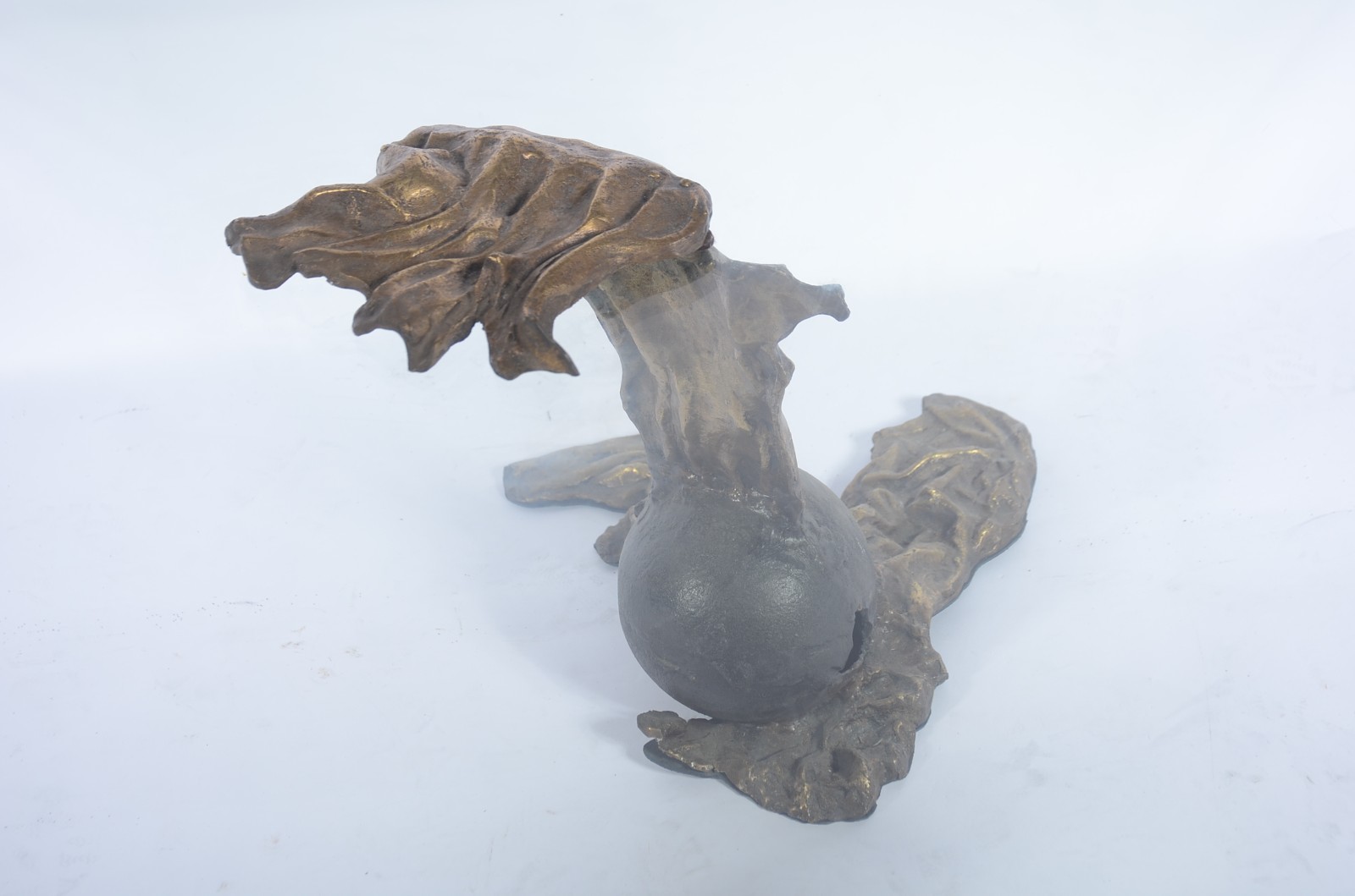 Mesa de centro com bases de tres esculturas de bronze e tampo de... - foto 4 de 8
