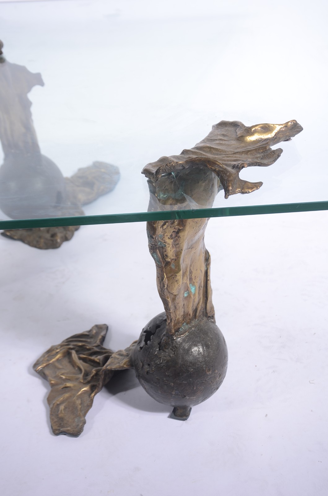 Mesa de centro com bases de tres esculturas de bronze e tampo de... - foto 5 de 8