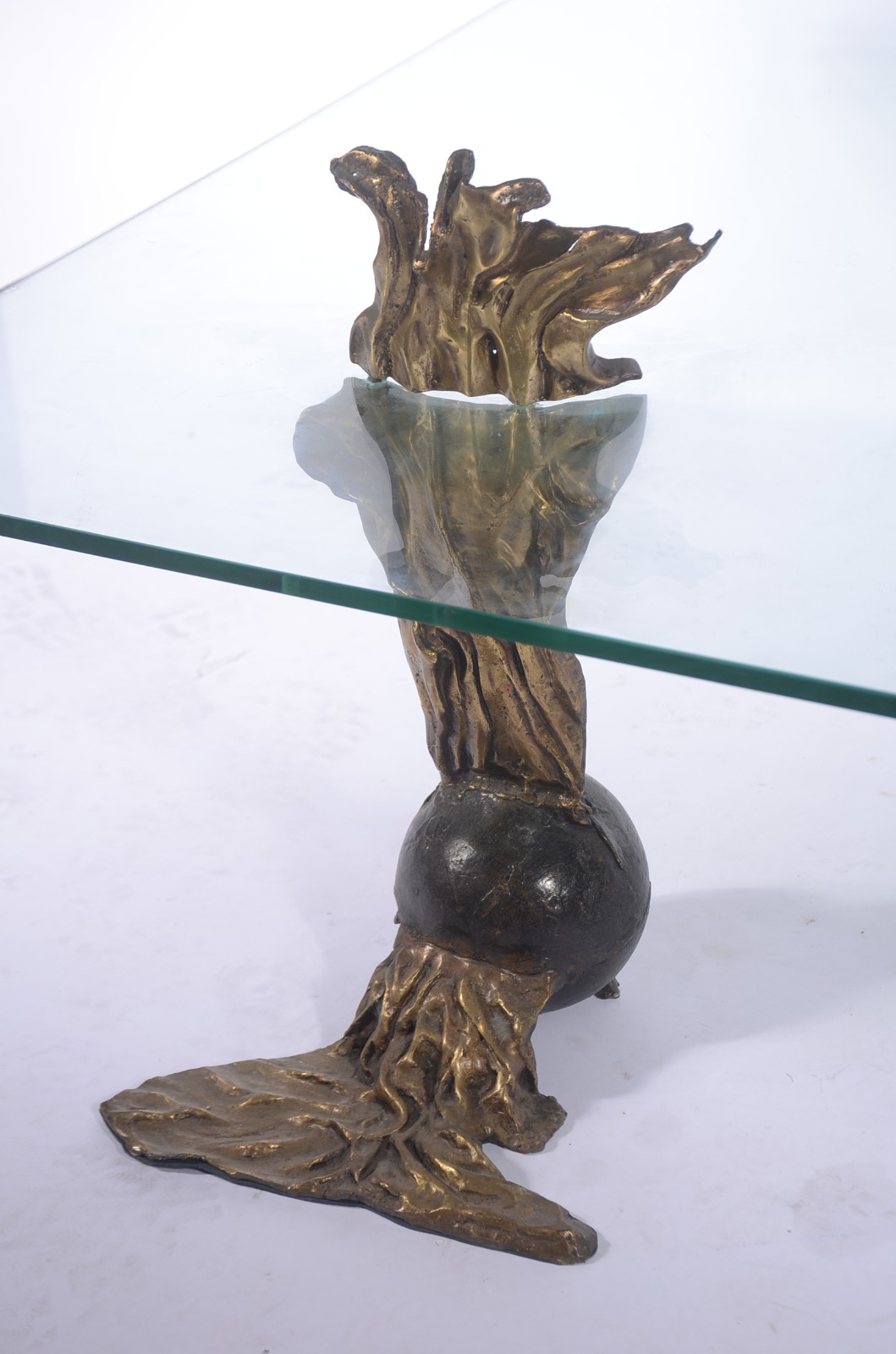Mesa de centro com bases de tres esculturas de bronze e tampo de... - foto 6 de 8