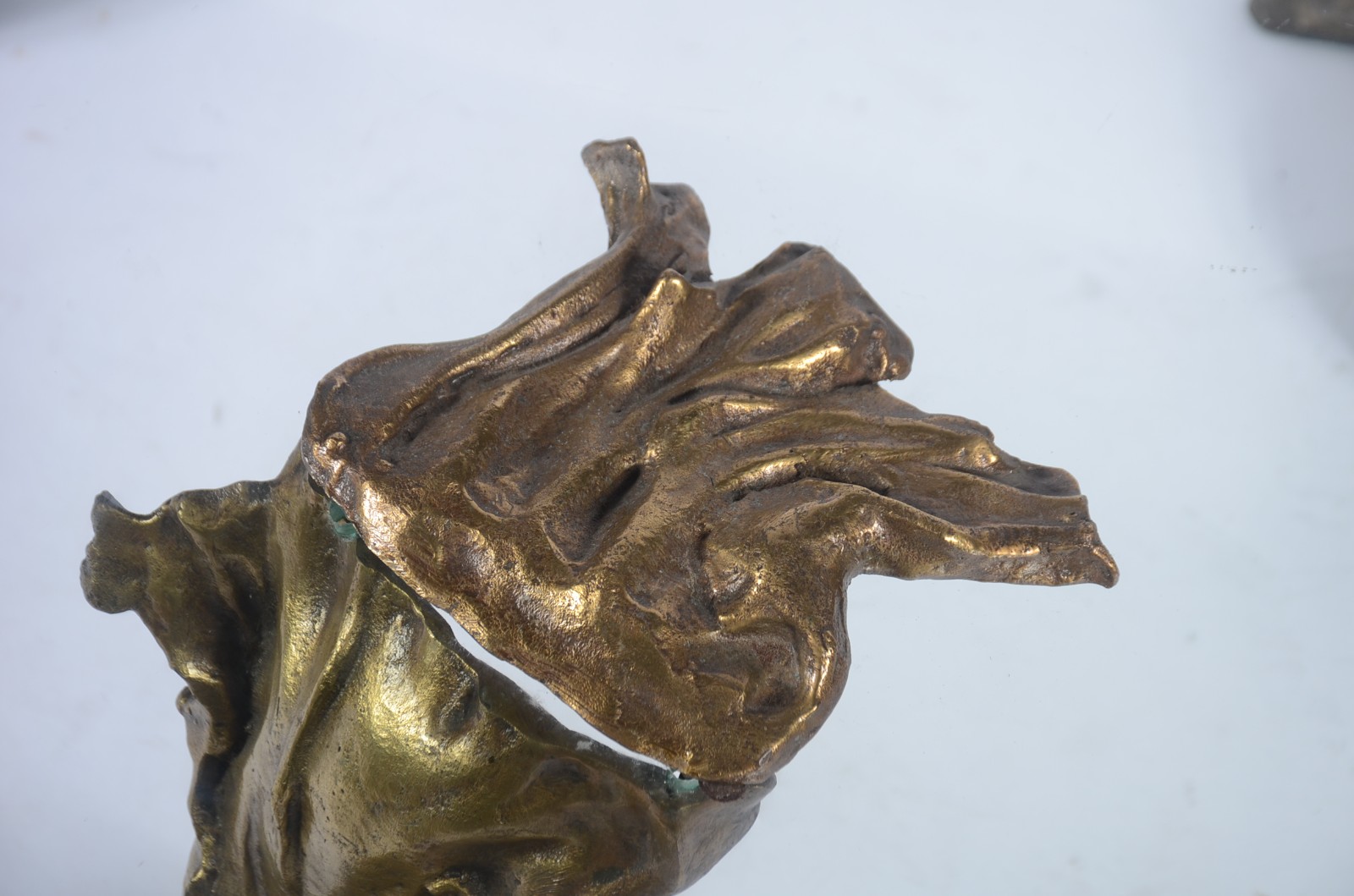 Mesa de centro com bases de tres esculturas de bronze e tampo de... - foto 7 de 8