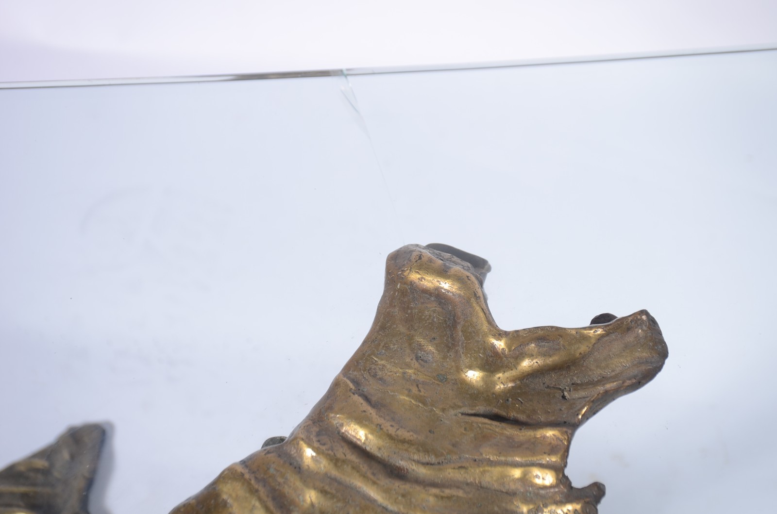 Mesa de centro com bases de tres esculturas de bronze e tampo de... - foto 8 de 8