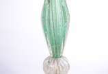 Abatjour de murano verde com pó de ouro, trabal... - Abatjour de murano verde com pó de ouro, trabalhado em gomos. Acompanha cúpula na cor bege (com desgastes).