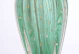 Abatjour de murano verde com pó de ouro, trabal... - Abatjour de murano verde com pó de ouro, trabalhado em gomos. Acompanha cúpula na cor bege (com desgastes).
