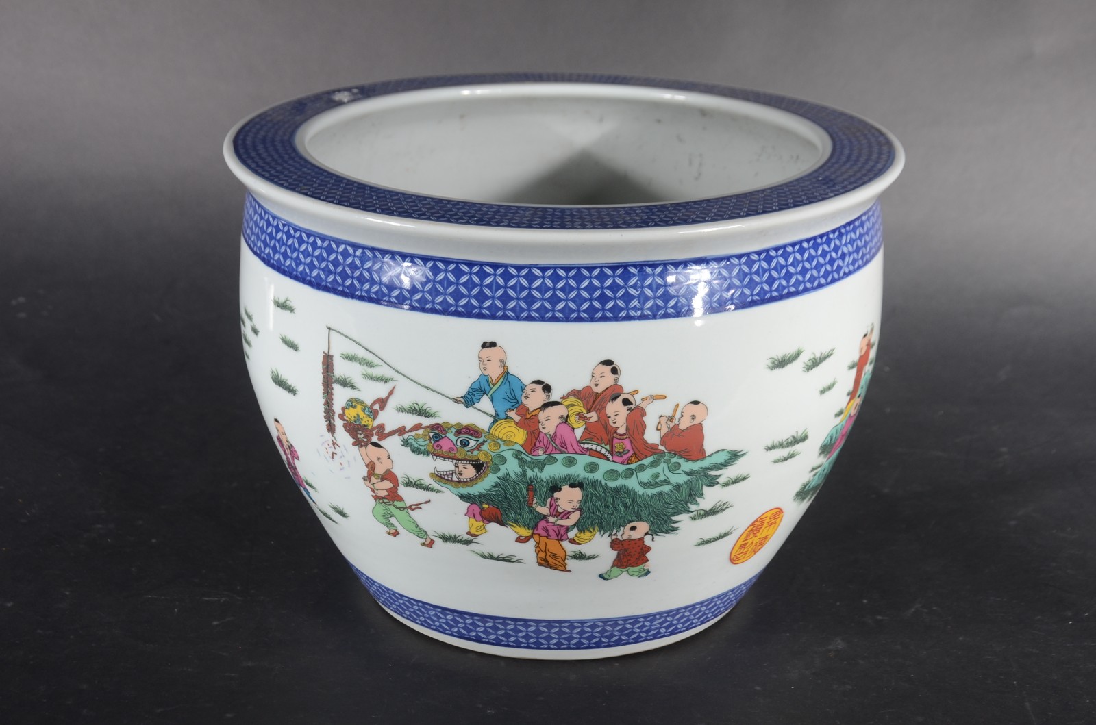 Aquário/cachepot de porcelana oriental com figuras de crianças em... - foto 1 de 7