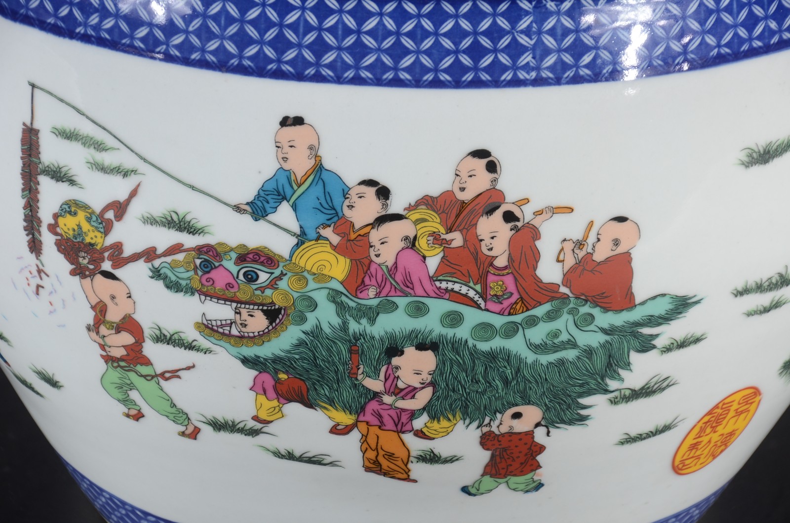 Aquário/cachepot de porcelana oriental com figuras de crianças em... - foto 2 de 7