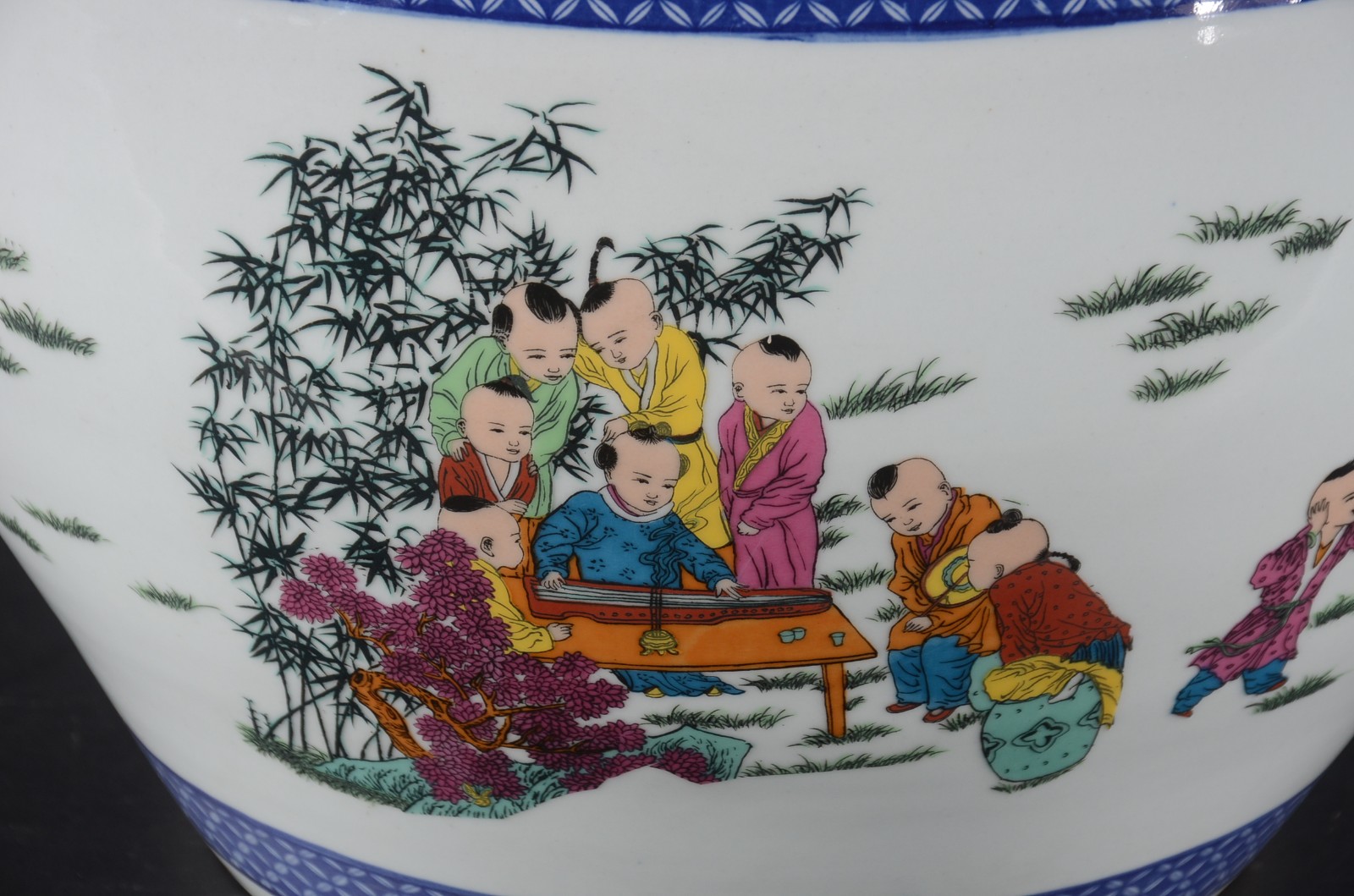 Aquário/cachepot de porcelana oriental com figuras de crianças em... - foto 5 de 7