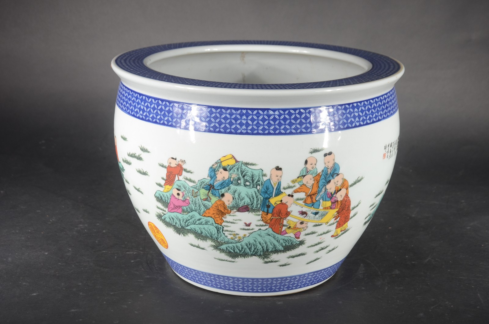 Aquário/cachepot de porcelana oriental com figuras de crianças em... - foto 1 de 7