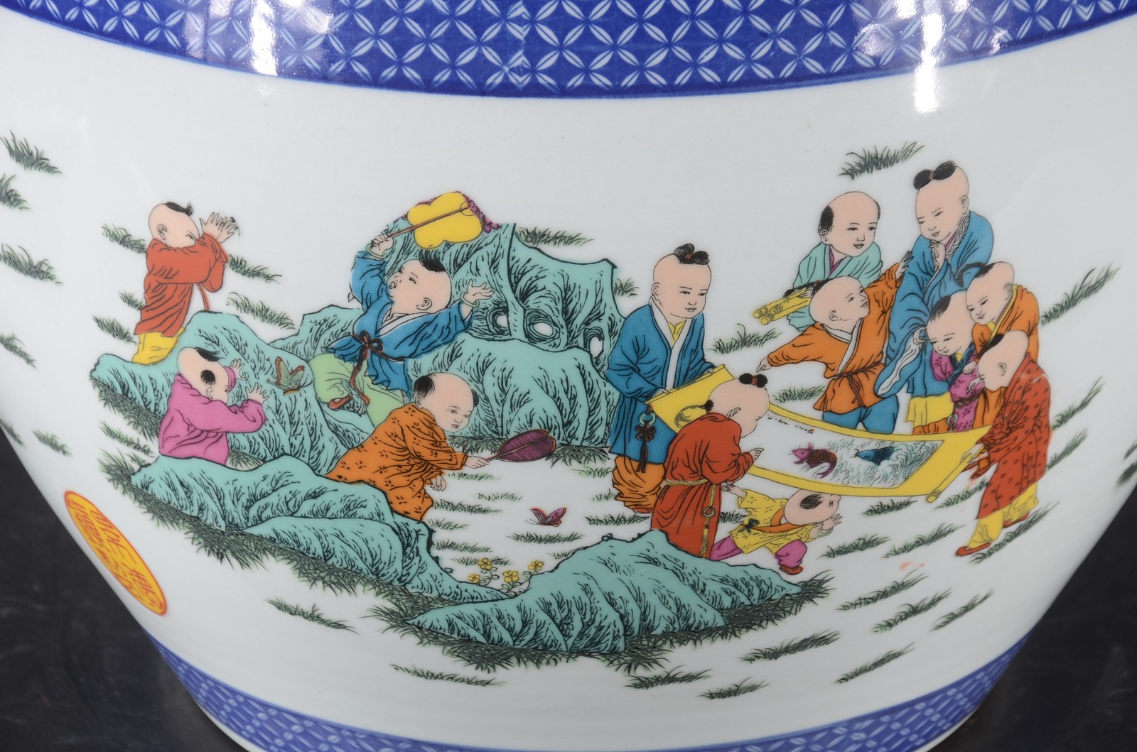 Aquário/cachepot de porcelana oriental com figuras de crianças em... - foto 2 de 7