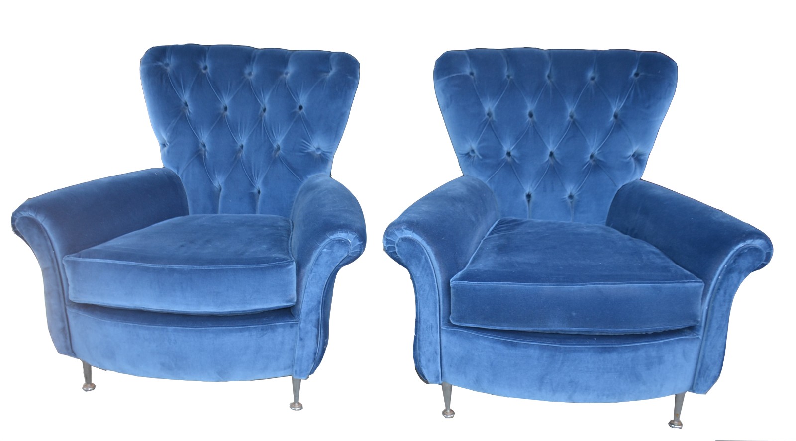 Par de poltronas estofadas e forradas com tecido azul, encostos em... - foto 2 de 3