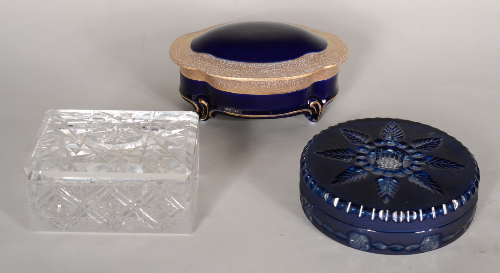 Três caixas diversas, sendo uma de porcelana azul e duas de cristal... - foto 1 de 10