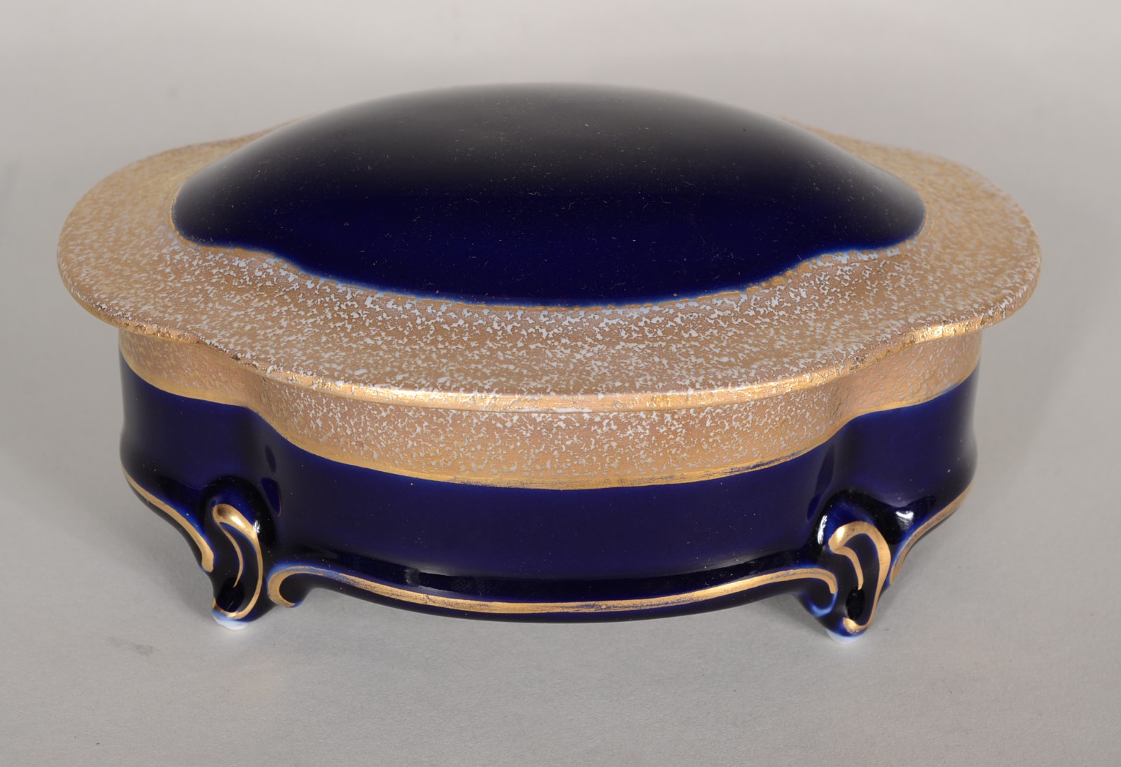 Três caixas diversas, sendo uma de porcelana azul e duas de cristal... - foto 2 de 10