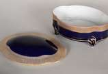 Três caixas diversas, sendo uma de porcelana az... - Três caixas diversas, sendo uma de porcelana azul e duas de cristal, uma translúcida e outra azul lapidada.